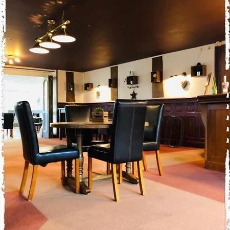 Hotel Le Bretagne Et Restaurant Le Papillon Gorron Esterno foto