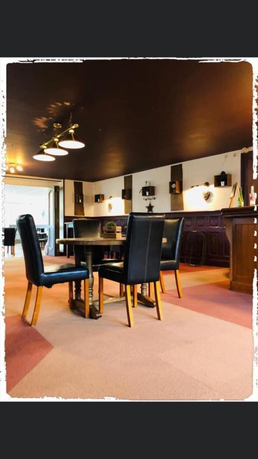 Hotel Le Bretagne Et Restaurant Le Papillon Gorron Esterno foto